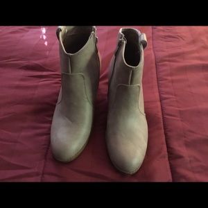 Bella Marie ankle boots. Size 8.5  In good condition, Color Beige. Nice boots.